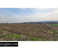 Parcela 1.8hektara (visokonaponska struja) ravna