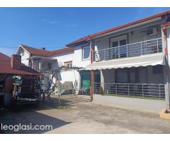 Prodajem 2 kuće sa pomoćnim objektom,3 garaže i letnjikovac