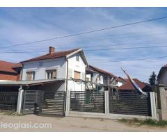 Prodajem 2 kuće sa pomoćnim objektom,3 garaže i letnjikovac