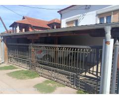 Prodajem 2 kuće sa pomoćnim objektom,3 garaže i letnjikovac - Slika 4/15