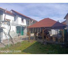 Prodajem 2 kuće sa pomoćnim objektom,3 garaže i letnjikovac - Slika 8/15