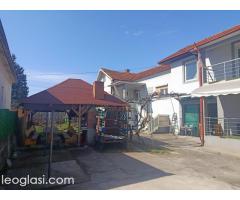 Prodajem 2 kuće sa pomoćnim objektom,3 garaže i letnjikovac - Slika 13/15